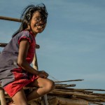 Los niños alegres en sus casas de hechas con yotojoro y troncos de madera en medio del desierto.
