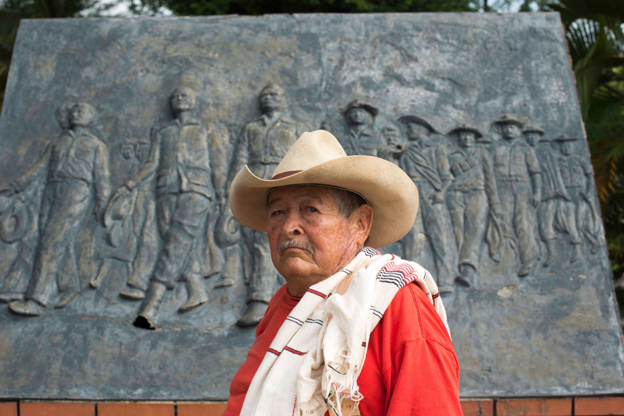 Benjamín Mateus posa frente al monumento que hicieron las autoridades de Monterrey, Casanare, para conmemorar el desarme de la guerrilla liberal en 1953.