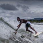 Su talento con la tabla ha llevado a Santiago a participar en los campeonatos de Surf celebrados en Barranquilla, Santa Marta y San Andrés.