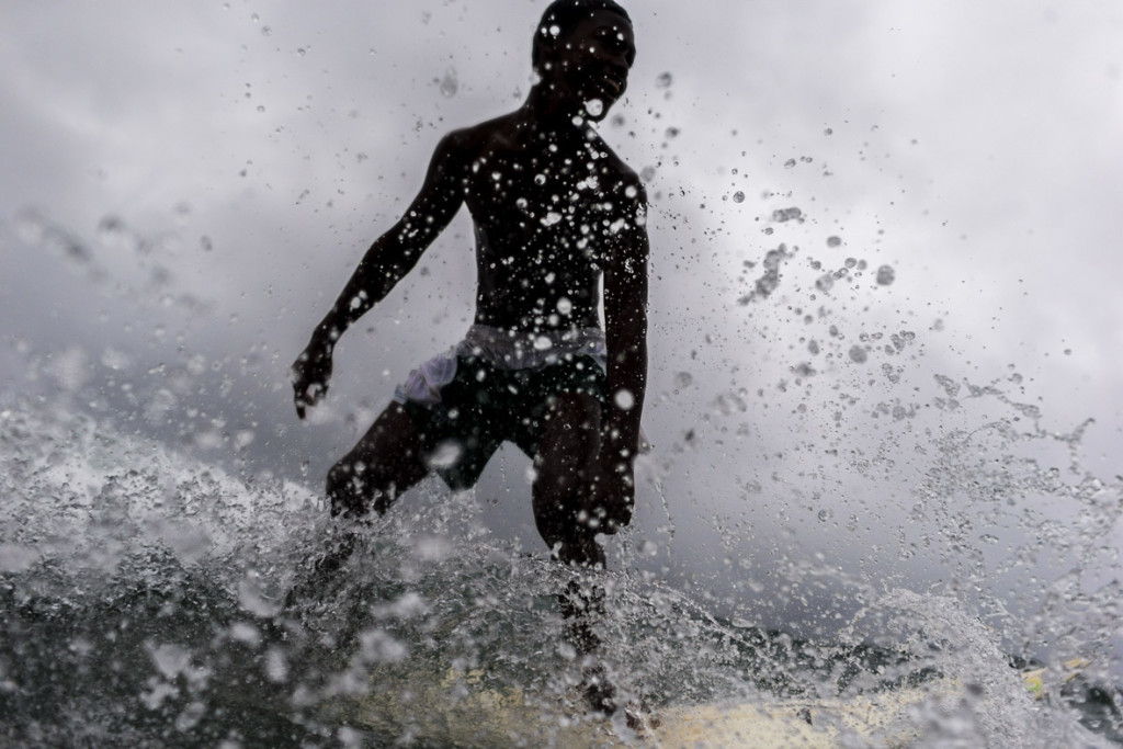 Un surfista australiano  llevó a Santiago y a sus amigos a conocer las aguas y la comunidad surfista de Oceanía.