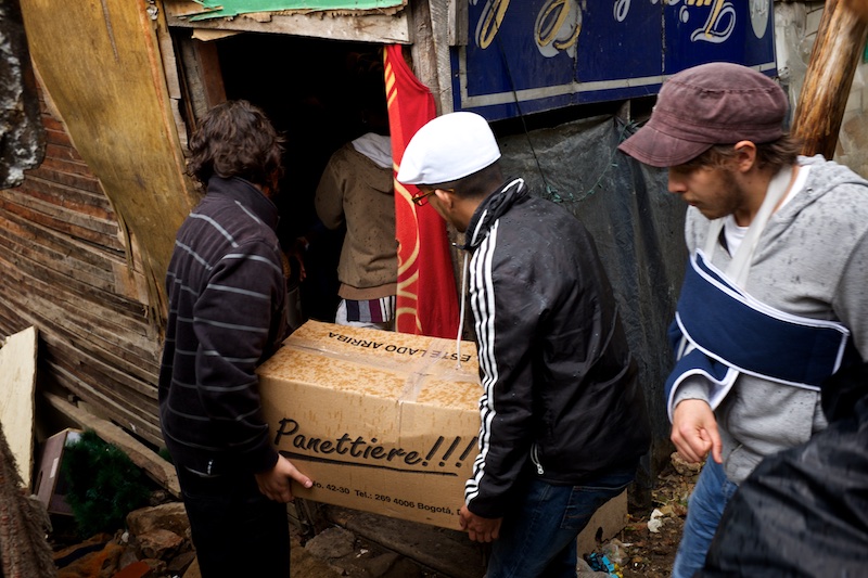 Entregando las donaciones a Cristina en el barrio Egípto